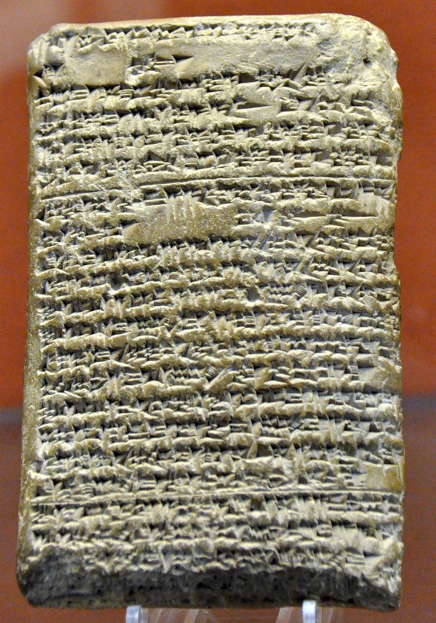 Tablilla de arcilla cubierta por completo de escritura cuneiforme apretada