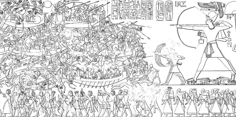 Dibujo lineal de un combate naval caótico entre barcos cargados de guerreros; a la derecha, el faraón, gigante, dispara el arco desde la orilla